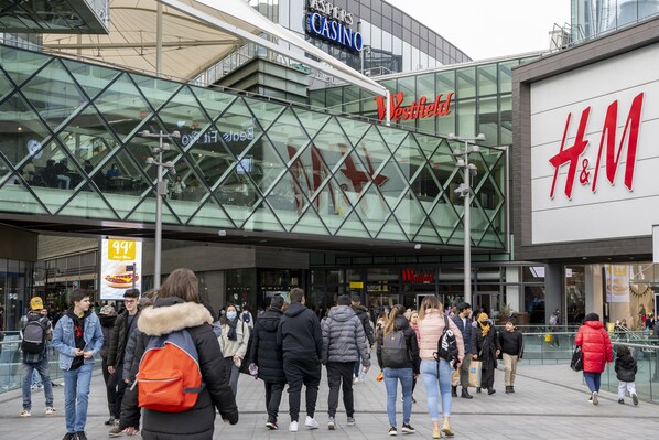 A shopping area with a glass facade, a Westfield mall, and an H&M store. - Lovely Large London Apartment, Near Stratford (London)