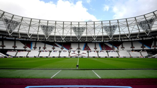Un stade doté d’un vaste terrain dégagé et d’une structure de toit.