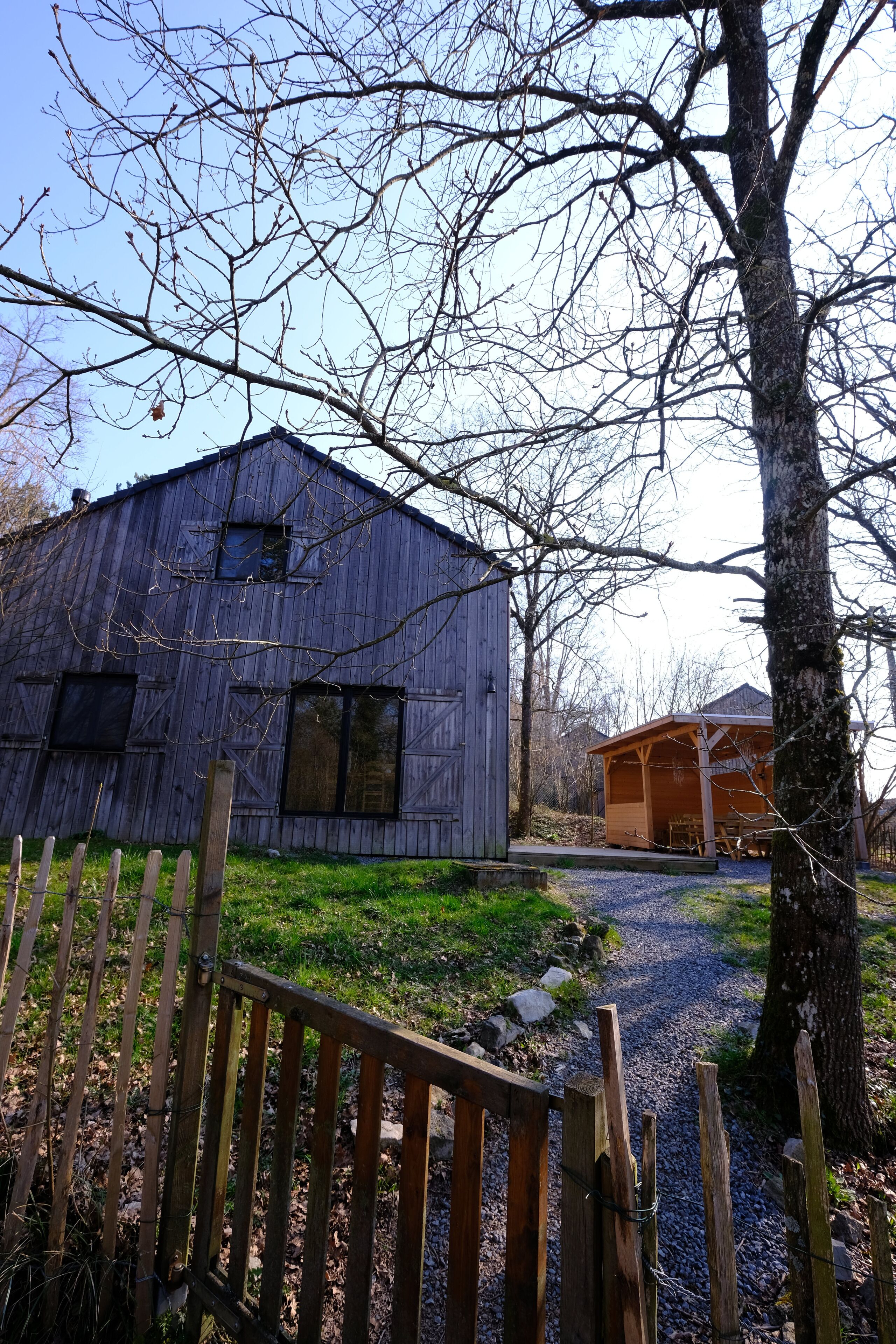 Nhà gỗ tiện nghi đơn giản, có phòng tắm riêng | Ngoại thất