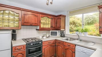 Cottage | Private kitchen | Fridge, microwave, dishwasher, electric kettle