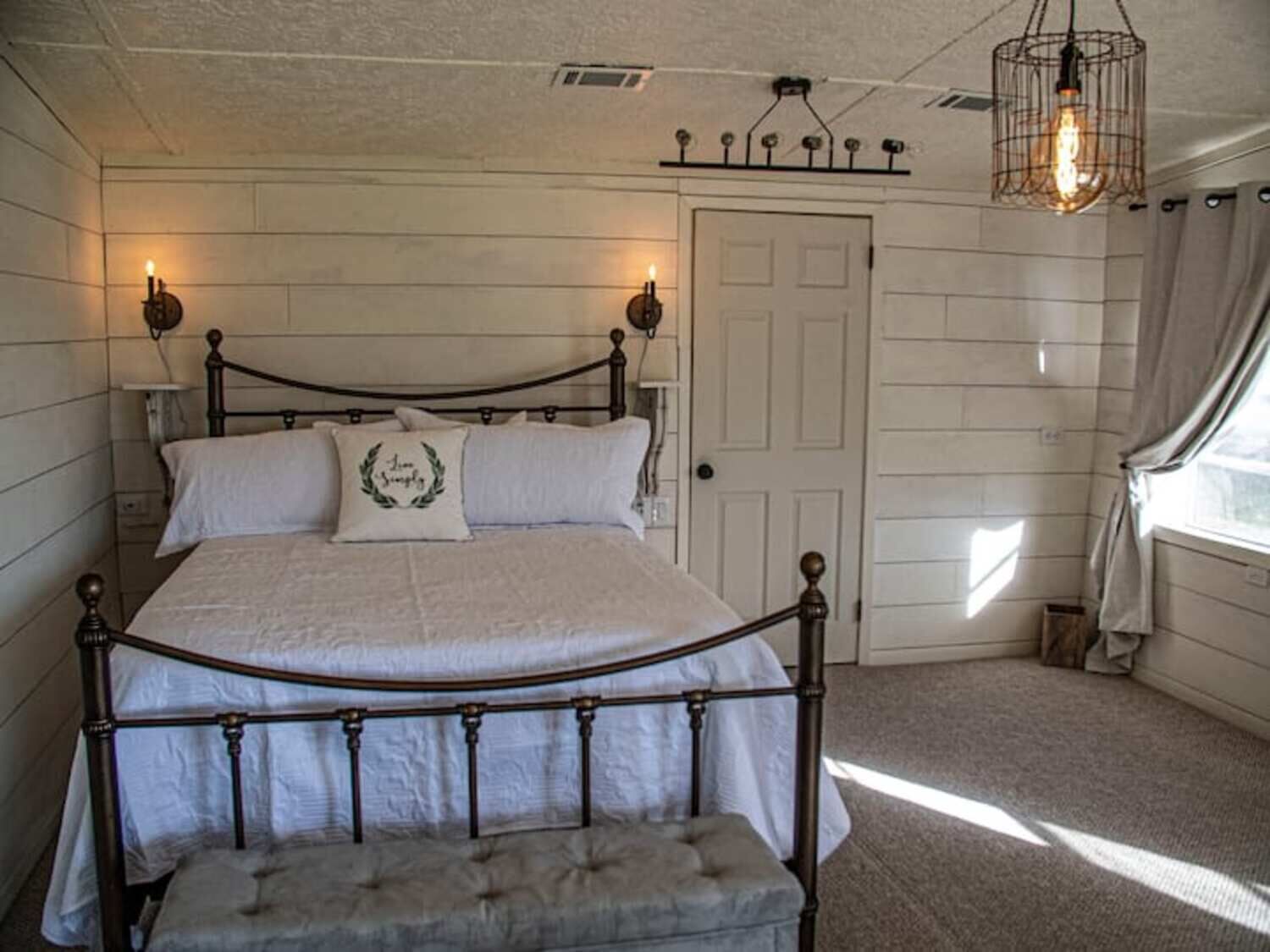 2 soverom, skrivebord, strykejern/-brett og wi-fi (inkludert)