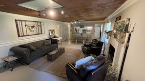 Smart TV, video games - The Old Dairy – A Historic Brenham Getaway (Brenham)