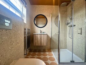 Een douche, een haardroger, een bidet, handdoeken