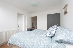 1 Schlafzimmer, Schreibtisch, WLAN, Bettwäsche