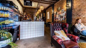 Un espace bar avec un comptoir, des sièges et un panneau affichant le menu.