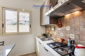 Fridge, oven, coffee/tea maker, electric kettle