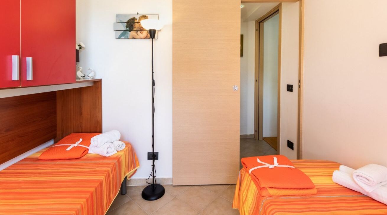 2 chambres, fer et planche à repasser, literie fournie