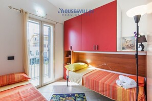 2 habitaciones, tabla de planchar con plancha y ropa de cama 