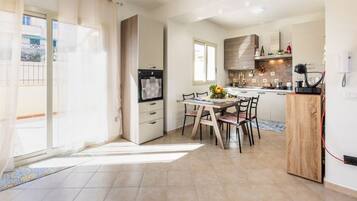 Kühlschrank, Ofen, Wasserkocher mit Kaffee-/Teezubehör