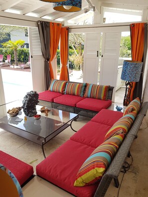 Outdoor pool - Château des Périchons (Poncins)