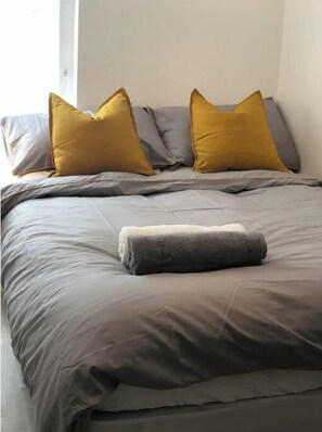 1 bedroom, desk, WiFi, bed sheets - Sanitised Studio with CoWorking Space Access (London)