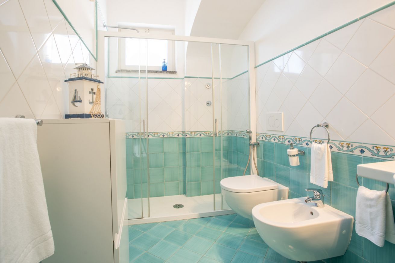 Douche, sèche-cheveux, bidet, serviettes fournies