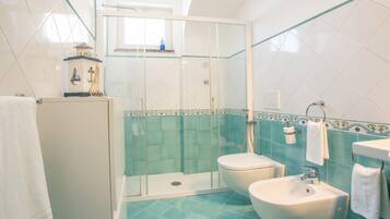 Douche, sĂšche-cheveux, bidet, serviettes fournies