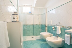 Douche, sĂšche-cheveux, bidet, serviettes fournies