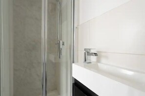 Shower - Sanitised Studio with CoWorking Space Access (London)