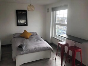 1 bedroom, desk, WiFi, bed sheets - Sanitised Studio with CoWorking Space Access (London)