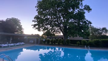 Una piscina al aire libre