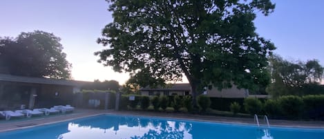 Una piscina al aire libre