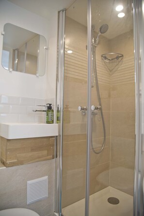 Douche, sèche-cheveux, serviettes fournies, savon