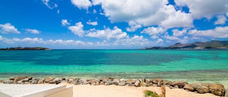 Una playa cerca, sillas reclinables de playa, toallas de playa