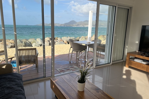 Le salon avec vue magnifique sur la mer des Caraïbes et plage de sable blanc.