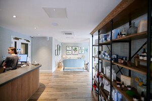 Sauna, hot tub, steam room, body treatments, hydrotherapy, aromatherapy