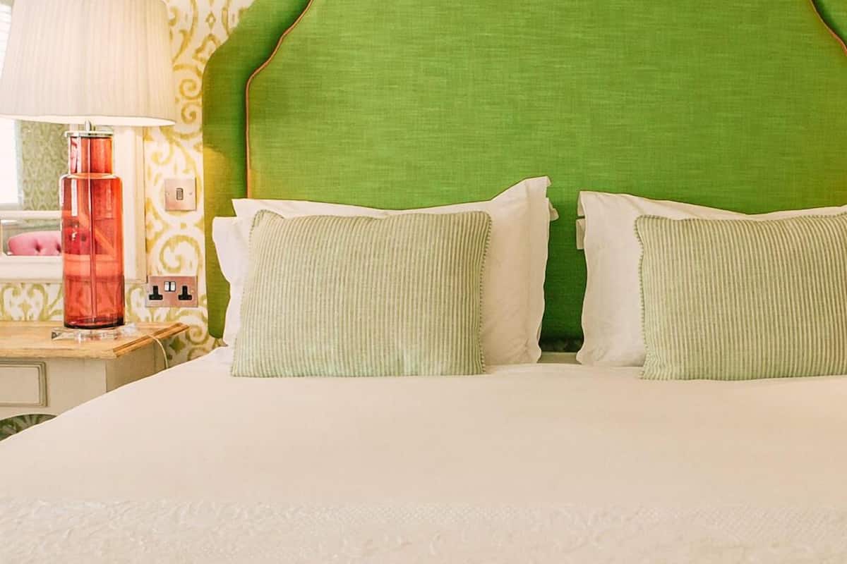 Fabulous Room | Premium bedding, desk, iron/ironing board, free WiFi