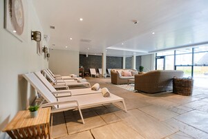 Un sauna, una bañera de hidromasaje, baño turco, tratamientos corporales