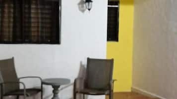 Piscina externa, funciona das 8h às 21h, espreguiçadeiras