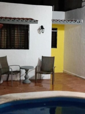 Alberca al aire libre, acceso de 08:00 a 21:00, y camastros 