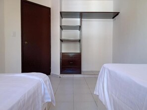 Laptop workspace, free WiFi, bed sheets - Las Palmas Hostal - Hostel (Cancun)