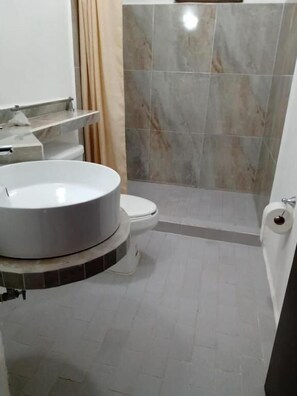 A bathroom with a round sink, a toilet, and a shower area. - Las Palmas Hostal - Hostel (Cancun)