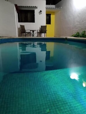 Outdoor pool, open 8:00 AM to 9:00 PM, sun loungers - Las Palmas Hostal - Hostel (Cancun)