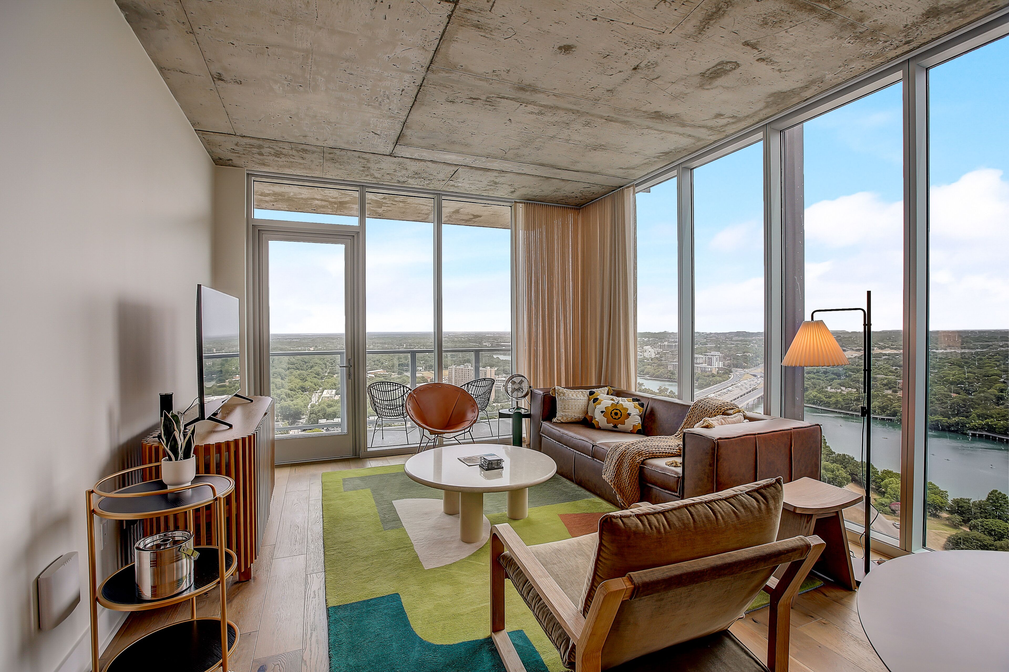 Historic Rainey St. corner condo with lakeview balcony, pool, & gym - dog-friendly