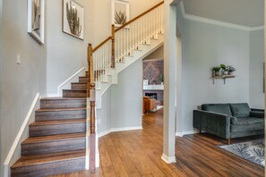 Interior - Family Escape ✓PETS OK Game Room Fenced Backyard (Plano)