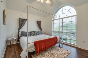 5 bedrooms, desk, WiFi, bed sheets