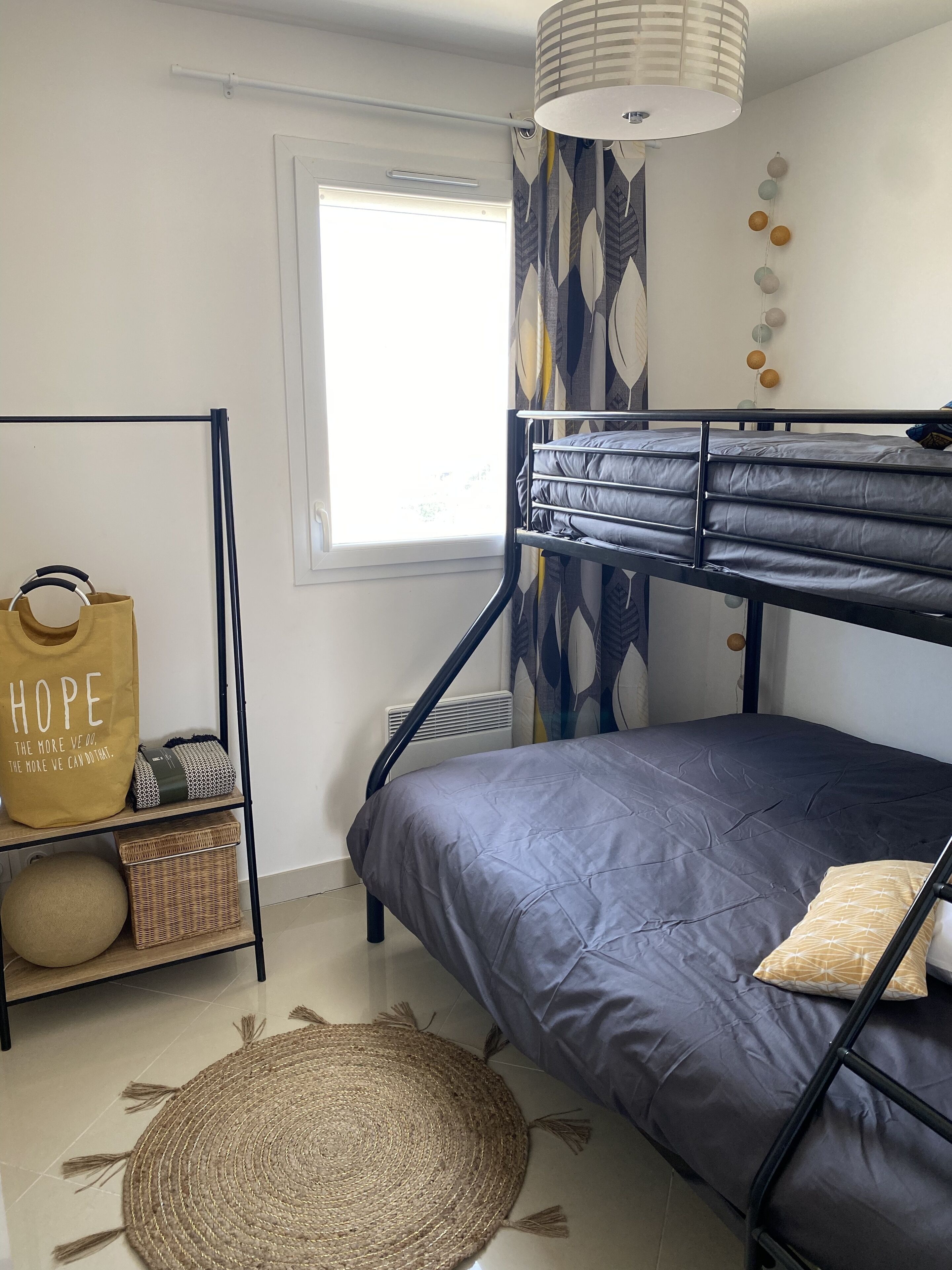 2 soverom, strykejern/-brett, reiseseng for barn og sengetøy