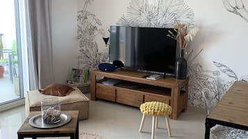 Smart TV, libros y estéreo