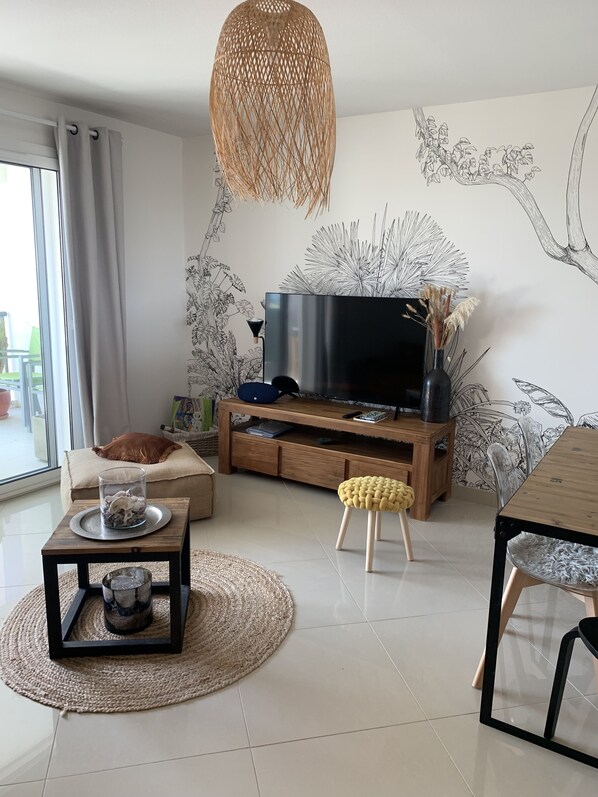 TV connectée, livres, chaîne hi-fi