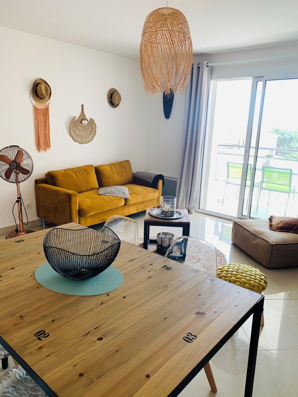 Smart TV, books, stereo