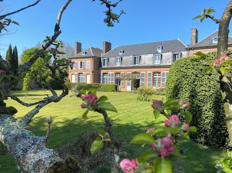 Garden. Château d'Aigneville