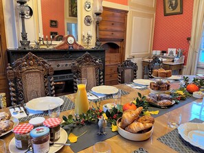 Free daily continental breakfast  - Château d'Aigneville (Aigneville)