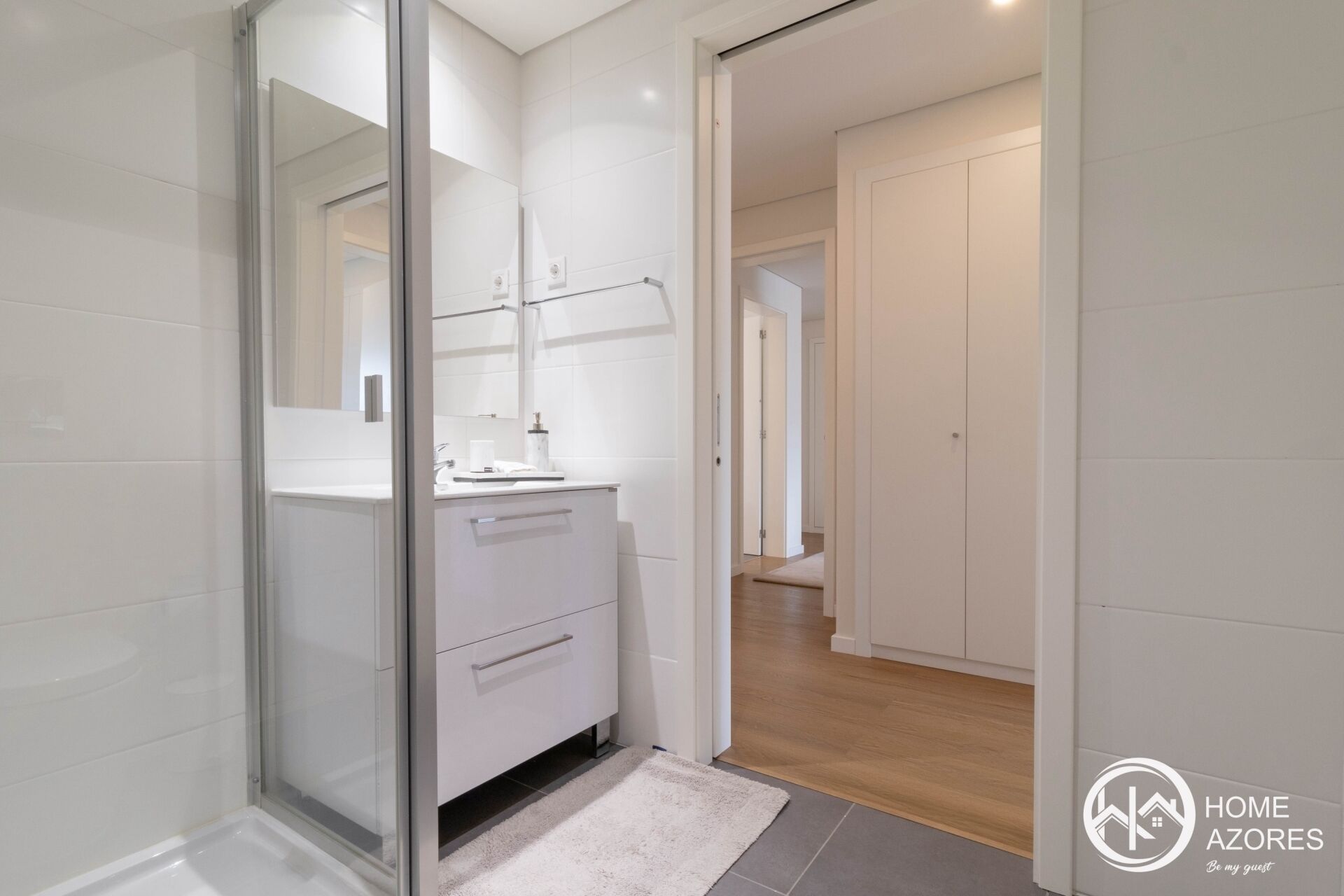 Een bad/douchecombinatie, een haardroger, een bidet, handdoeken