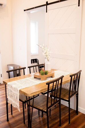 Dining - Ridge Way - Walk to Glen Arbor - Pet-Friendly - Close to Sleeping Bear Dunes (Glen Arbor)