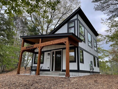 Ridge Way - Walk to Glen Arbor - Pet-Friendly - Close to Sleeping Bear Dunes