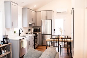 冷蔵庫、電子レンジ、オーブン、コンロ