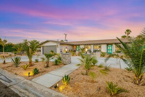 Exterior - Designer dream with fireplace, game room, private pool, outdoor kitchen, firepit (Palm Springs)