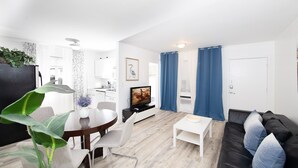 Appartement Premier | Fer et planche à repasser, accès au Wi-Fi (inclus), literie fournie