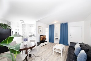 Premier Apartment | Iron/ironing board, free WiFi, bed sheets
