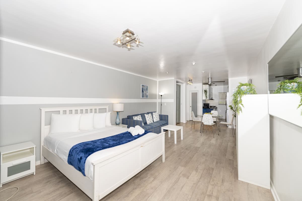 Junior Apartment | 2 bedrooms, iron/ironing board, free WiFi, bed sheets